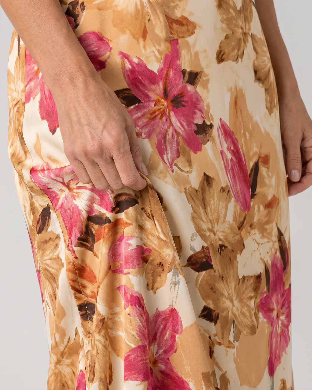 Cekel | Botanical Print Halter Neck Flowing Maxi Dress