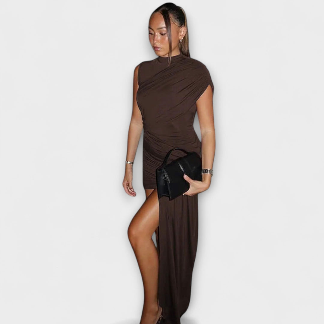 Aurora - Stylish, slim-cut dress with round neckline and pleats