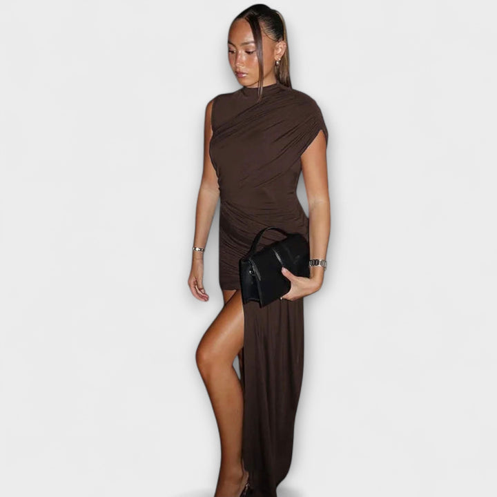 Aurora - Stylish, slim-cut dress with round neckline and pleats